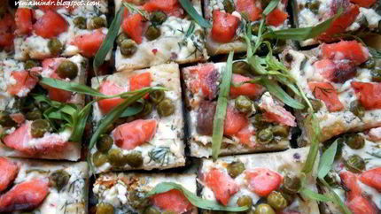 Слоеные тарталетки с копченым лососем, маскарпоне и горошком