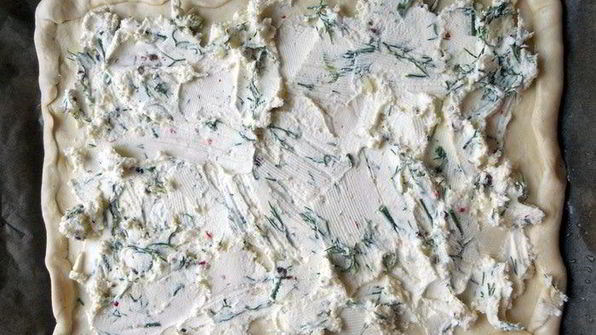 слоеные тарталетки с копченым лососем, маскарпоне и горошком