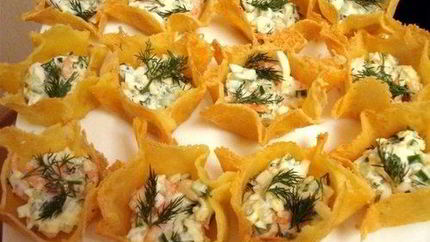 Сырные тарталетки с креветками и огурцом