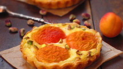 Тарталетки с абрикосами, творожным кремом и фисташками