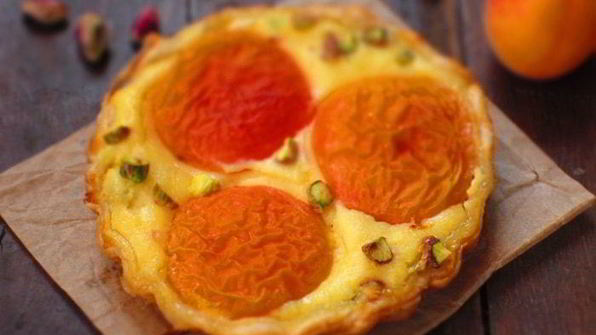 тарталетки с абрикосами, творожным кремом и фисташками