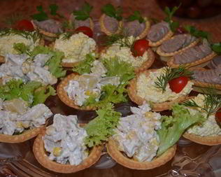 Тарталетки с ананасом и курицей