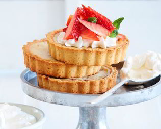 Тарталетки с клубникой и сливочным кремом