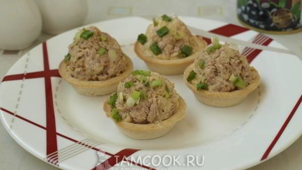 тарталетки с консервированным тунцом
