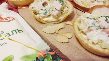 Тарталетки с курицей и ананасом