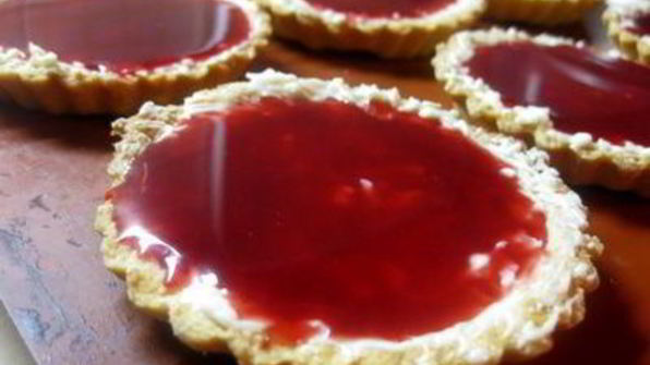 тарталетки с малиновым желе и рисовым кремом