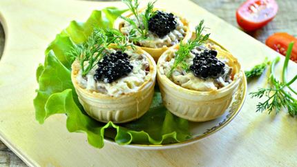 Тарталетки с пикантным салатом и черной икрой
