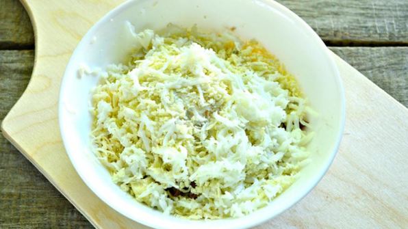 тарталетки с пикантным салатом и черной икрой