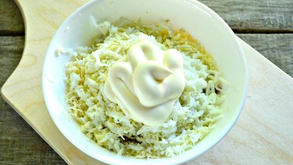 тарталетки с пикантным салатом и черной икрой