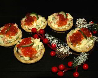 Тарталетки с салатом из слабосоленой форели и красной икрой