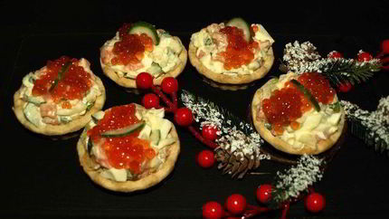 Тарталетки с салатом из слабосоленой форели и красной икрой