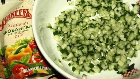 тарталетки с салатом из слабосоленой форели и красной икрой