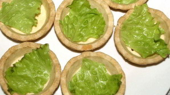 тарталетки с салатом из слабосоленой форели и красной икрой