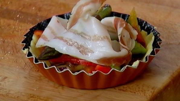 тарталетки с шампиньонами, спаржей и сладким перцем