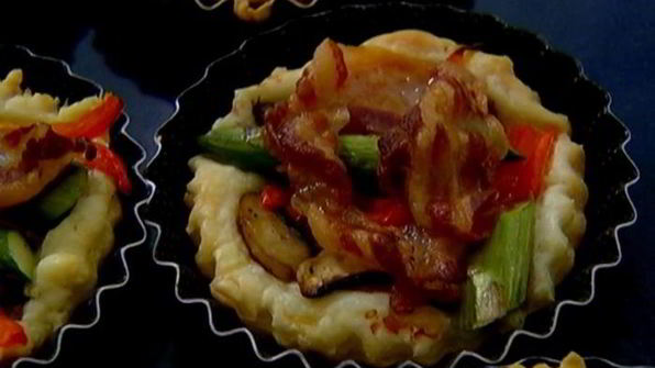 тарталетки с шампиньонами, спаржей и сладким перцем