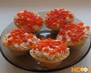 Тарталетки с сыром и икрой