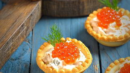 Тарталетки с тунцом и красной икрой