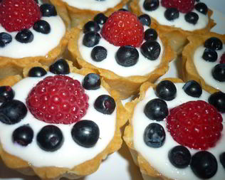 Тарталетки с творожным кремом и ягодами