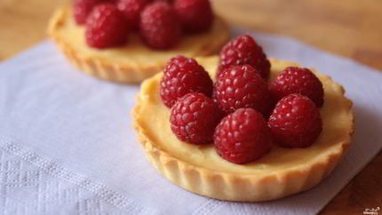 Тарталетки с заварным кремом и ягодами