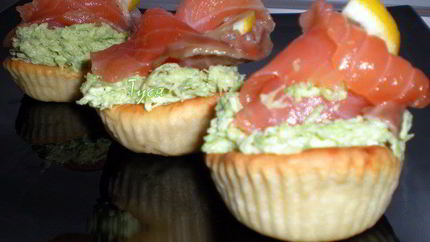 Закусочные тарталетки с рыбой и авокадо