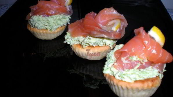 закусочные тарталетки с рыбой и авокадо