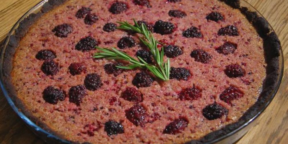 Рецепт медового тарта с ежевикой и миндалем