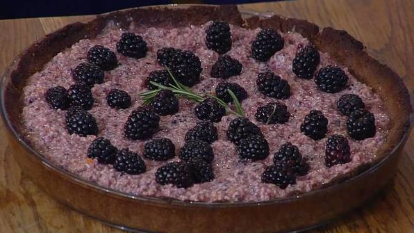 медовый тарт с ежевикой и миндалем