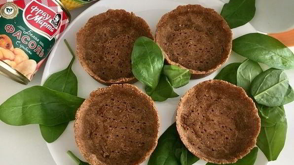 мини-тарты с салатом из индейки и овощей