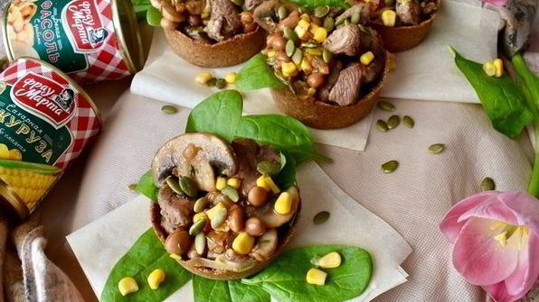 мини-тарты с салатом из индейки и овощей