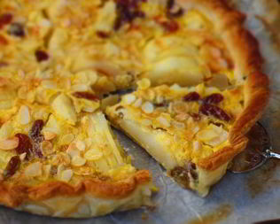 Тарт с грушами, изюмом и миндальными лепестками