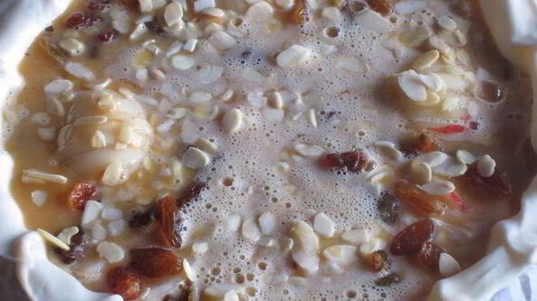 тарт с грушами, изюмом и миндальными лепестками