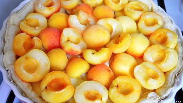 тарт с камамбером и абрикосами