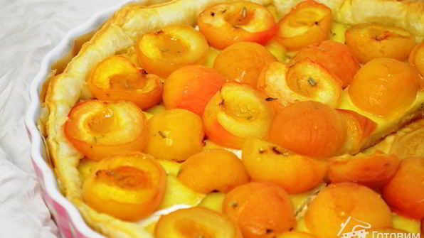 тарт с камамбером и абрикосами