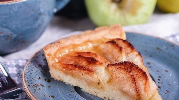 тарт с карамелизованными яблоками
