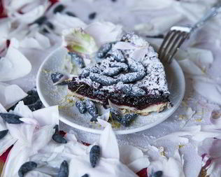 Тарт с жимолостью