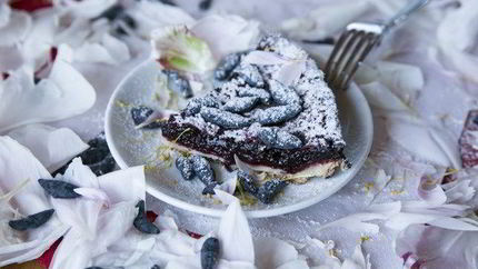 Тарт с жимолостью