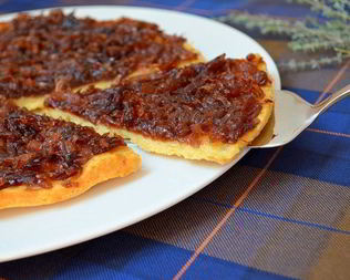 Тарт татен с карамелизованным луком