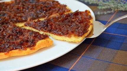 Тарт татен с карамелизованным луком