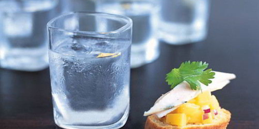 Рецепт тартинок с копченой курицей и сальсой из манго