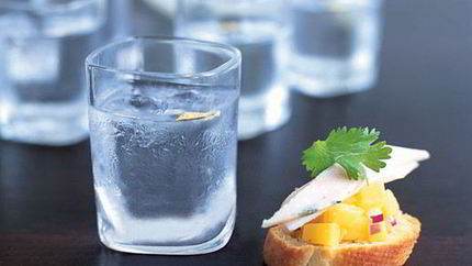 Тартинки с копченой курицей и сальсой из манго