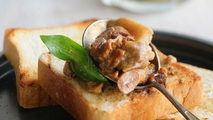 Тосты с грибным соусом