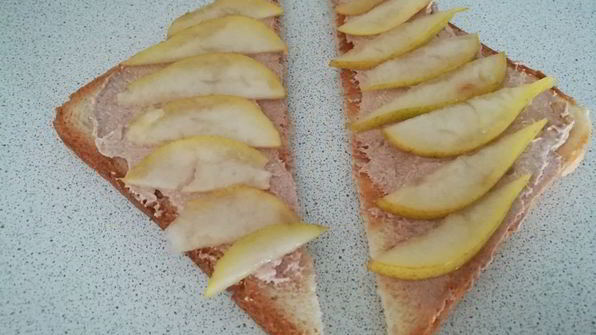 тосты с рикоттой, грушей и клубникой