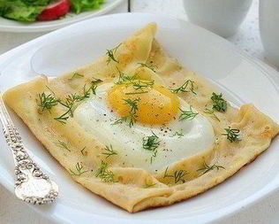 Оригинальная яичница в блине