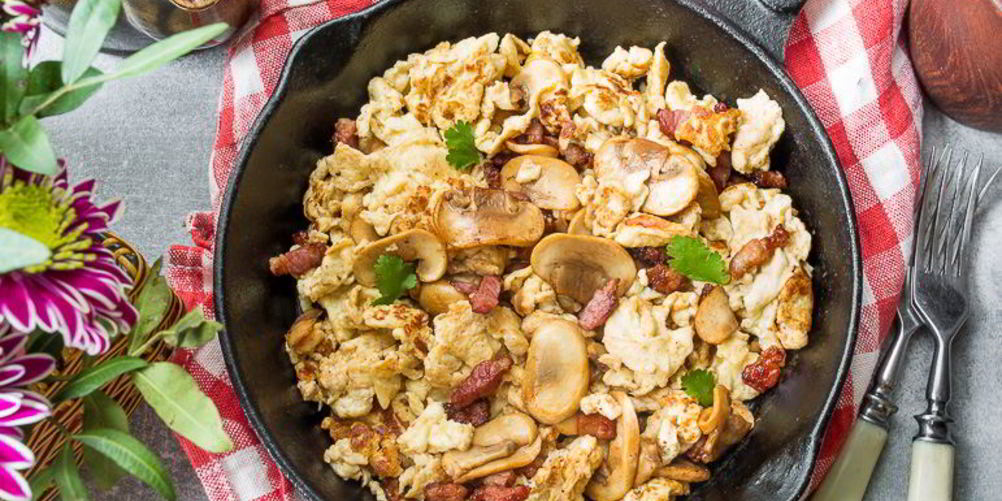 Рецепт сливочной яичницы-болтуньи с грибами и беконом