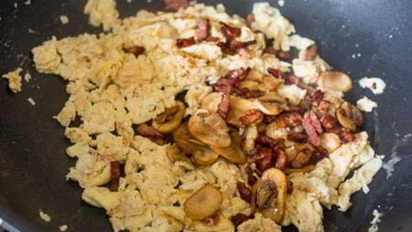 сливочная яичница-болтунья с грибами и беконом