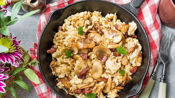 сливочная яичница-болтунья с грибами и беконом