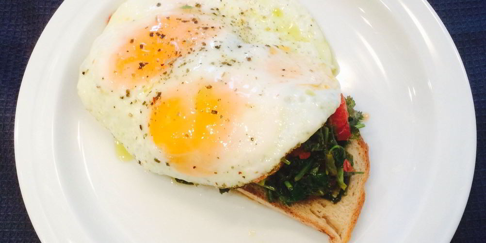 Рецепт утренней яичницы с черемшой