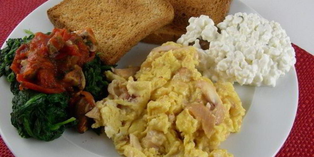 Рецепт яичницы-болтуньи с копченой форелью