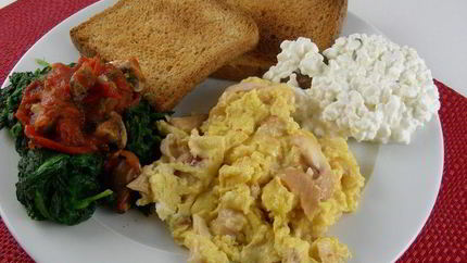 Яичница-болтунья с копченой форелью