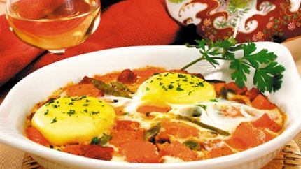 Яичница-глазунья с овощами